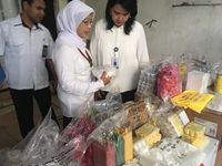  Pabrik itu memproduksi krim kecantikan dan perawatan kulit. 