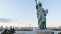 Patung ini ada di tepi laut berlatar Kota Tokyo, sehingga sangat fotogenik (Fitraya/detikTravel)