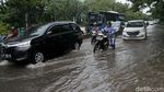Aksi Pengendara Terobos Banjir di Cempaka Putih