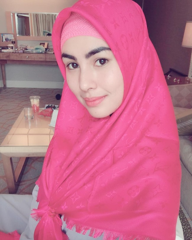 Baru-baru ini ia tampil cantik mengenakan hijab dari Louis Vuitton berwarna fuschia, seharga kurang lebih Rp 7 juta. Ia bergaya sederhana dengan mengikat scarf di bagian depan. Foto: Instagram