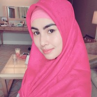 Baru-baru ini ia tampil cantik mengenakan hijab dari Louis Vuitton berwarna fuschia, seharga kurang lebih Rp 7 juta. Ia bergaya sederhana dengan mengikat scarf di bagian depan. Foto: Instagram
