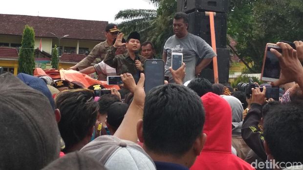 Hari Pertama Menjabat, Plt Bupati Trenggalek Didemo Ribuan Nelayan