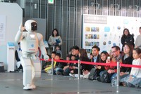 Robot ASIMO di Museum Miraikan dan Gundam di Odaiba, Tokyo