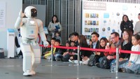 Kita bisa berjumpa ASIMO, robot buatan Honda yang sempat menghebohkan dunia. ASIMO kini bekerja di Miraikan sebagai Science Communicator sejak Januari 2002 (Fitraya/detikTravel)