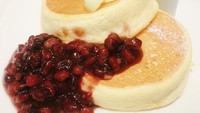 Ini dia pancake dari Locanda di 12F Hankyu Umeda Honten, Osaka. Selain ditaburi gula halus, fluffy pancake ini juga dilengkapi dengan pasta kacang merah. Ada banyak varian fluffy cake lainnya.  Foto: Istimewa