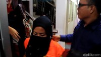 Saat digiring ke rumah tahanan, mereka menangis/Foto: Chaidir