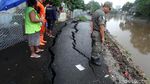 Petugas Tangani Retakan Jalan di Kampung Berlan