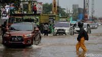 Hujan deras mulai mengguyur kawasan Kelapa Gading sejak pukul 10.30 WIB. Genangan air juga terjadi di sekitar kawasan Mal Kelapa Gading.