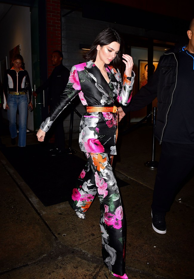 Hadir di fashion week sebagai tamu bukan sebagai model, Kendall Jenner tampak memikat dengan setelan blazer floral. Foto: Getty Images