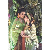 Tasya Farasya juga menjalani acara siraman dengan adat Sunda. Tasya dan keluarga kompak memakai kebaya hijau yang megah. Foto: Instagram