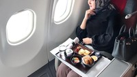Nah yang ini juga pose di pesawat dengan paket makanan di depannya. Ternyata ini momen saat Dian menuju Singapura. Foto: Instagram