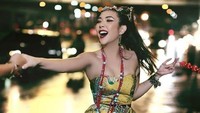 Gisel juga tidak ketinggalan memajang fotonya dengan busana cheingsam kuning. Foto: Dok. Instagram/aninditamakeupart