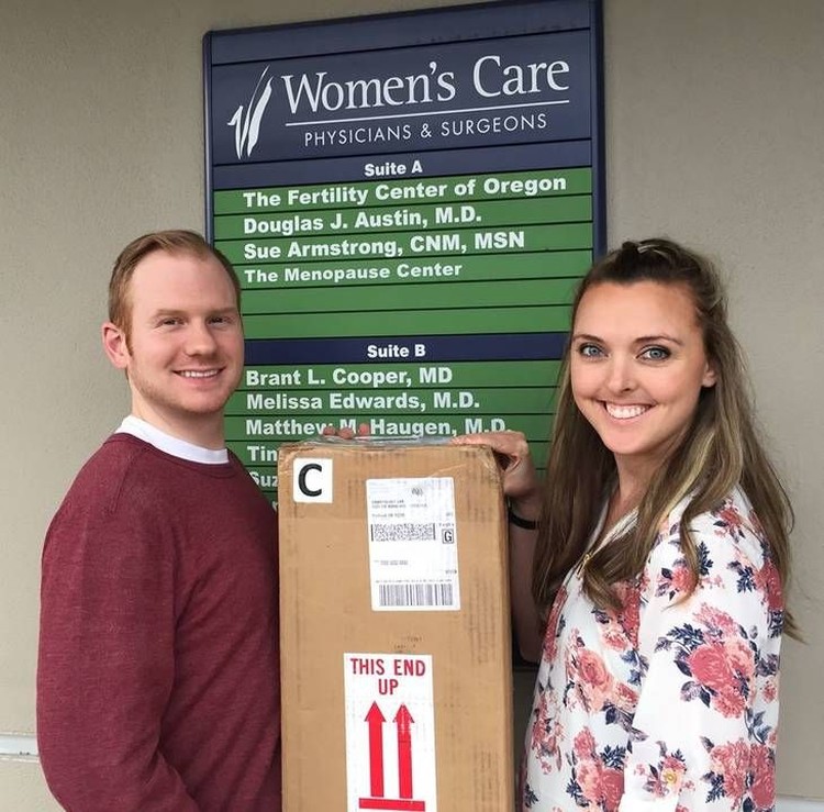 Sesi Foto Calon Ayah dan Ibu dengan Kotak Embrio Bayi 