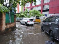 genangan muncul mulai dari perempatan dekat McDonalds, Kemang.