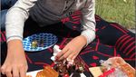 Cantiknya Awet! Ini Potret Maudy Koesnaedi Sedang Mencicip Makanan Enak