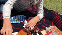 Akhir tahun lalu, Maudy dan keluarga kecilnya berlibur ke New Zealand. Mereka sempatkan piknik di area Mountain Aspiring National Park. Wah, Eddy nampak ingin melahap keju! Foto: Instagram maudykoesnaedi