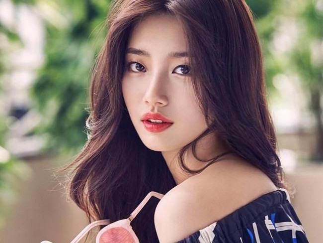 Tak hanya cantik, Suzy juga dikenal baik hati. Sejal 2015, pemain While You Were Sleeping ini tercatat sebagai donatur komunitas Community Chest of Honour Society Korea dan telah menyumbangkan Rp 1 miliar lebih. Foto: Dok. Instagram/skuukzky