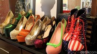 Ia juga menunjukan koleksi sepatunya. (Dok. detikHOT)
