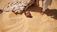 Traveler akan dikubur dengan pasir dari gurun di dekat Pegunungan Dakrour. Pasir gurun ini dipercaya mampu menyembuhkan berbagai penyakit. (Asmaa Waguih/Reuters)