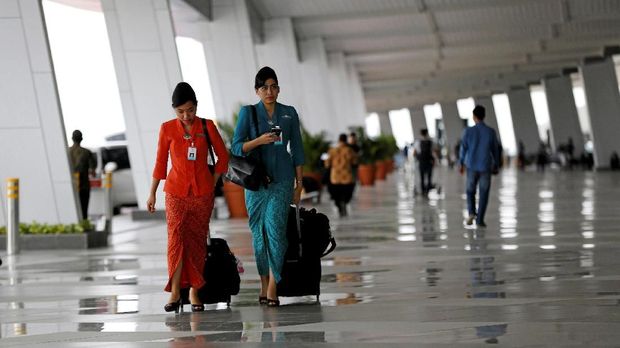 Pramugari FILE PHOTO: Garuda Indonesia flight attendants arrive at Terminal 3 at Soekarno-Hatta Airport in Jakarta, Indonesia, August 9, 2016. REUTERS/Darren Whiteside