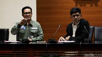 Taufik diduga memberikan uang ke Natalis dan Rusliyanto terkait persetujuan pinjaman daerah kepada PT SMI sebesar Rp 300 miliar yang direncanakan untuk digunakan pembangunan proyek infrastruktur yang akan dikerjakan Dinas PUPR Lampung Tengah. Anggota dewan diduga meminta Rp 1 miliar untuk memuluskan persetujuan itu.
