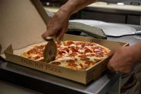 Dapat Kiriman Banyak Pizza dan Sushi Gratis, Pria Ini Justru Marah