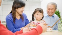 Biarkan orang lebih tua makan terlebih dahulu. Jika mereka mengucapkan, Mari makan, barulah kamu makan. Foto: iStock