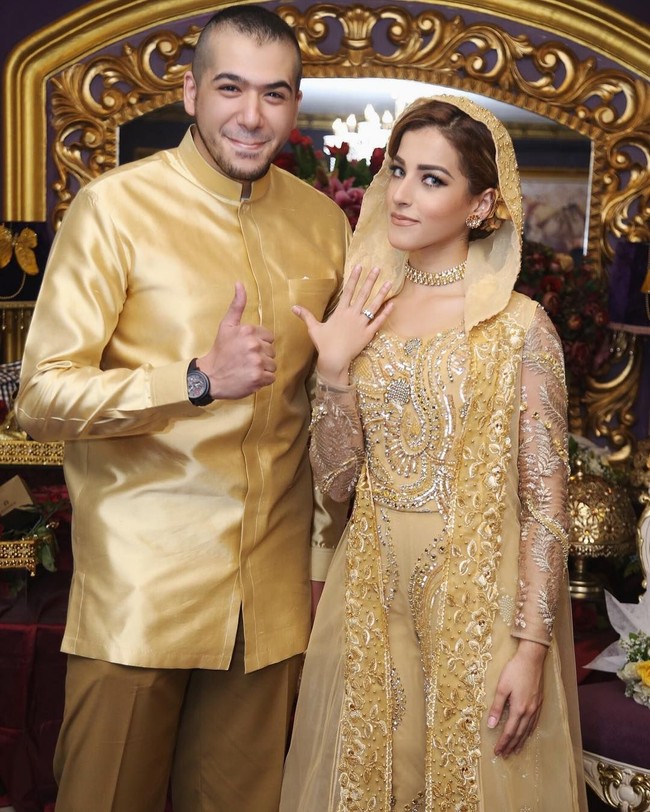 Pertunangan Tasya Farasya dan Ahmad Assagaf sudah digelar dari tahun lalu. Pernikahan tertunda karena Ahmad harus melanjutkan studi di Amerika Serikat. Mereka pun menjalani hubungan LDR. Foto: Instagram