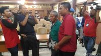Zalfur (61) membawa anaknya MU mengamen agar orang iba