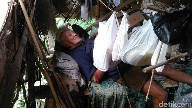 Kakek Raden tinggal seorang diri di Purworejo.