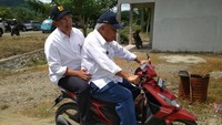 Ngeng.. Tak ada kendaraan dinas, tak ada pengawalan, Basuki Hadimuljono menaiki sepeda motor memantau pembangunan irigasi di Gorontalo ditemani Dirjen SDA, Kementerian PUPR. (Foto: Danang Sugianto)