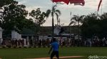 Aksi Romantis Prajurit TNI Lamar Kekasihnya Usai Terjun Payung
