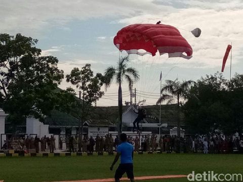 So Sweet! Anggota TNI di Palopo Lamar Kekasihnya Usai Terjun Payung