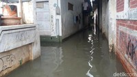 Foto: Pantauan detikcom di lokasi hingga pukul 17.30 WIB, Kamis (15/2/2018), air setinggi 40 cm masih merendam permukiman. (Arief-detikcom)