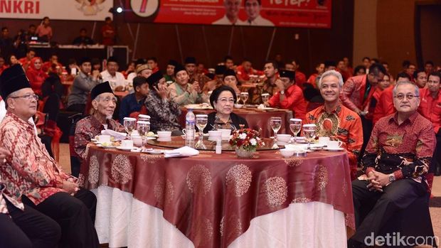 Potret Megawati, Mbah Maimoen, Gus Yasin dan Ganjar Pranowo duduk satu meja
