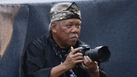Tak sungkan duduk di aspal. Tak ada yang menyadari, ternyata tukang foto keliling ini Aslinya Menteri PUPR Basuki Hadimuljono. (Foto: Istimewa/Norman)