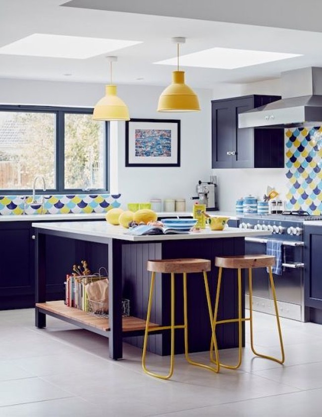 Biru, menjadi tren warna yang cukup dilirik untuk interior dapur. Warna biru memberi kesan sejuk dan tenang pada ruangan paling sibuk di rumah. Baik itu biru gelap untuk kesan dramatis, atau dusty blue yang lebih kalem. Foto: istimewa