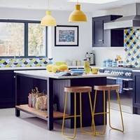 Biru, menjadi tren warna yang cukup dilirik untuk interior dapur. Warna biru memberi kesan sejuk dan tenang pada ruangan paling sibuk di rumah. Baik itu biru gelap untuk kesan dramatis, atau dusty blue yang lebih kalem. Foto: istimewa