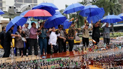 Kapolri dan 4 Menteri Musnahkan Ponsel Hingga Miras Ilegal