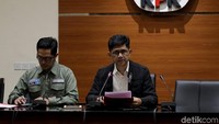 Atas perbuatannya, Taufik disangka melanggar Pasal 5 ayat 1 huruf a atau b atau Pasal 13 Undang-Undang Nomor 31 Tahun 1999 sebagaimana diubah dengan Undang-Undang Nomor 20 Tahun 2001 tentang Pemberantasan Tindak Pidana Korupsi, juncto Pasal 55 ayat 1 ke-1 KUHP.