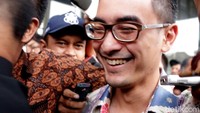 Dari pantauan, Zumi tampak keluar dari ruang pemeriksaan pukul 17.30 WIB. Terlihat pengacara Zumi turut mendampinginya.