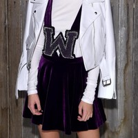 Hadir pula aktris muda Millie Bobby Brown yang dikenal lewat perannya di serial Netflix Stranger Things. Ia bergaya bak cheerleader. (Foto: Slaven Vlasic/Getty Images)