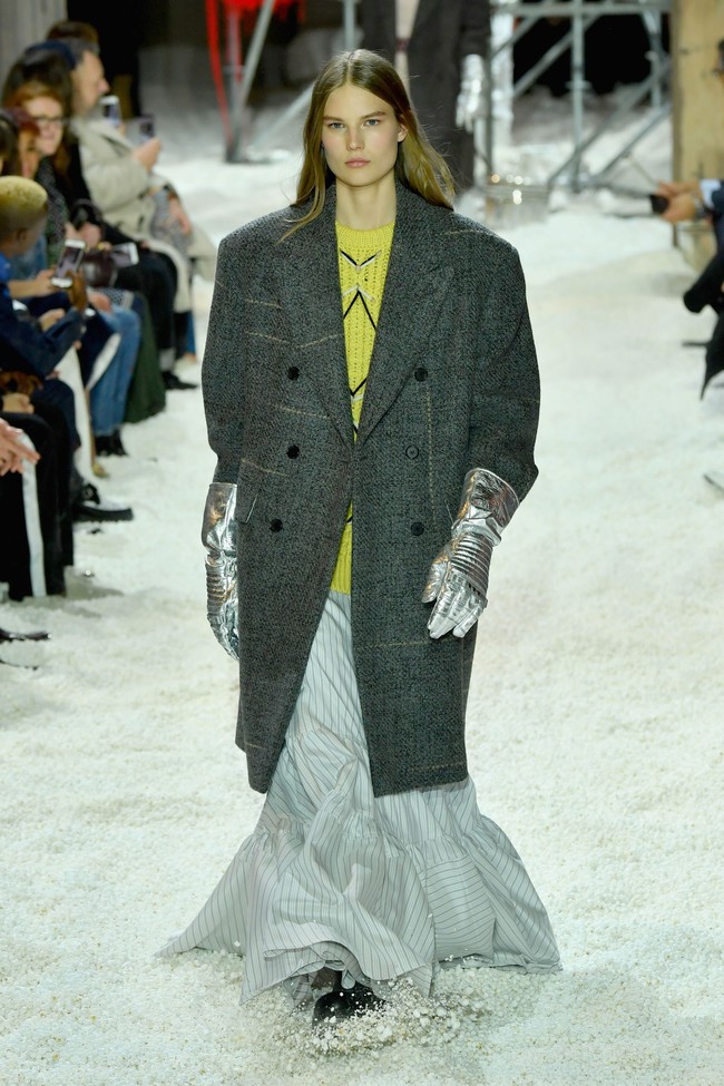 Ikut mendominasi koleksi ini, oversized coat dalam siluet yang mengotak. Luaran serupa juga sempat muncul di koleksi terbaru Marc Jacobs. (Foto: Dimitrios Kambouris/Getty Images)