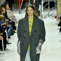 Ikut mendominasi koleksi ini, oversized coat dalam siluet yang mengotak. Luaran serupa juga sempat muncul di koleksi terbaru Marc Jacobs. (Foto: Dimitrios Kambouris/Getty Images)