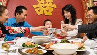 Makan bersama biasanya dilakukan di hari kedua Imlek yang dikenal sebagai awal tahun. Sebelum makan, ucapkan Selamat Tahun Baru, Selamat dan makmur, dan Semoga semua keinginan Anda terpenuhi. Foto: iStock