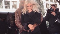I love you to infinity! Happy Valentine’s Day!!!, tulis Kim Kardashian untuk foto ini di Instagram. Pasangan Kim K dan Kanye West memang dikenal sweet banget. Foto: Instagram