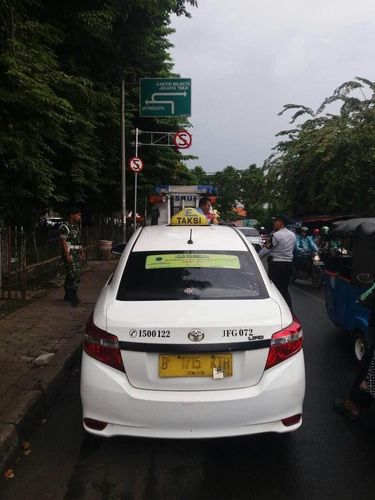 Taksi ini diderek di kawasan Duren Sawit, Jaktim