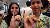 Murid SDN 01 Menteng, Jakarta Pusat melakukan simulasi cara pencoblosan di Media Center KPU, Jakarta Pusat, Kamis (15/2/2018).