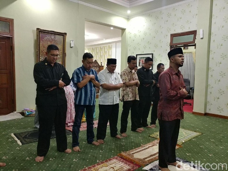 Momen Salat dan Doa Terakhir Wakil Wali Kota Oded di Rumah Dinas Momen Salat dan Doa Terakhir Wakil Wali Kota Oded di Rumah Dinas