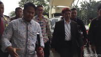 Zumi tampak datang pukul 09.54 WIB dengan menggunakan mobil Toyota Fortuner B 1439 RFS, Kamis (15/2/2018).